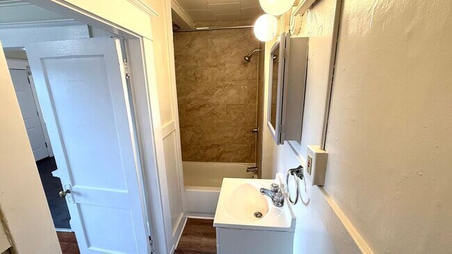 Building Photo - 70 Maple St