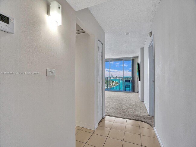 Foto del edificio - 7601 E Treasure Dr