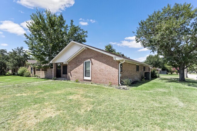 Building Photo - 2917 Broadmoor Dr