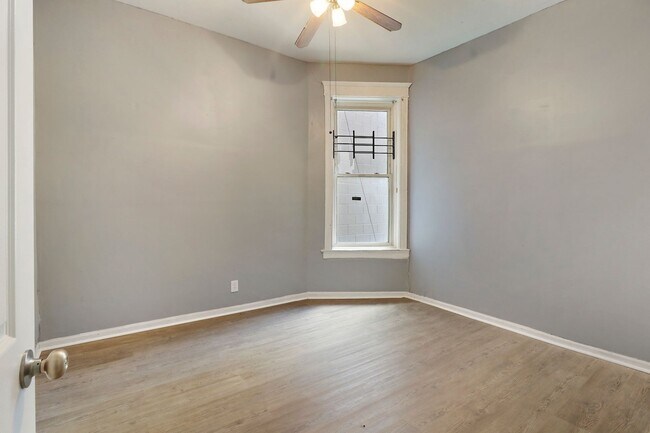 Foto del edificio - 4437 South Prairie Avenue, Unit 1
