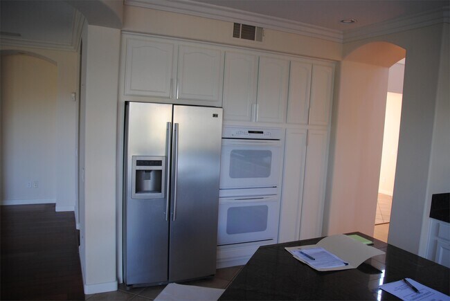 Building Photo - 772 Calle De Soto