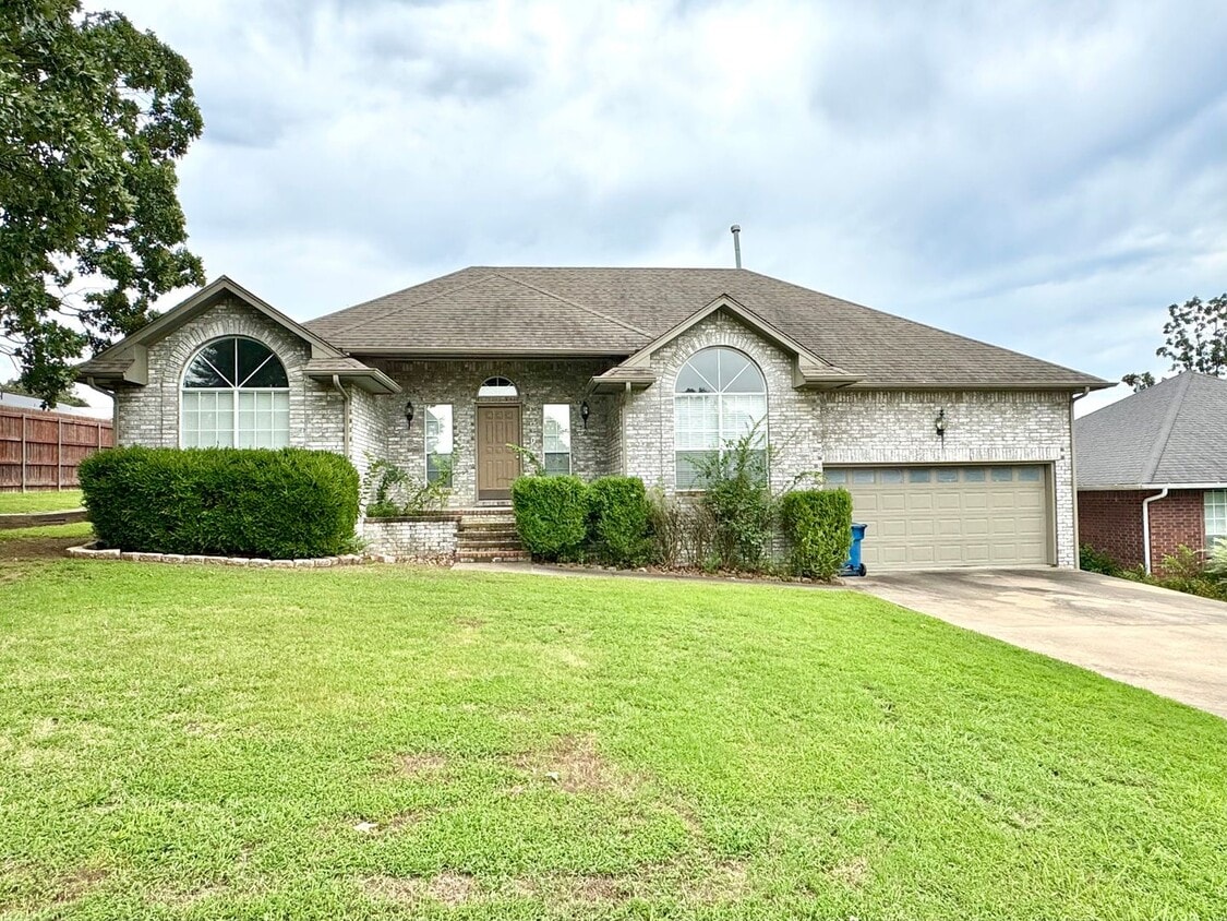 Primary Photo - Well-maintained 3-bedroom, 2-bath home in ...