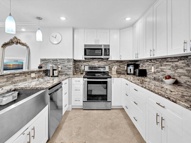 Building Photo - 1150 Hillsboro Mile