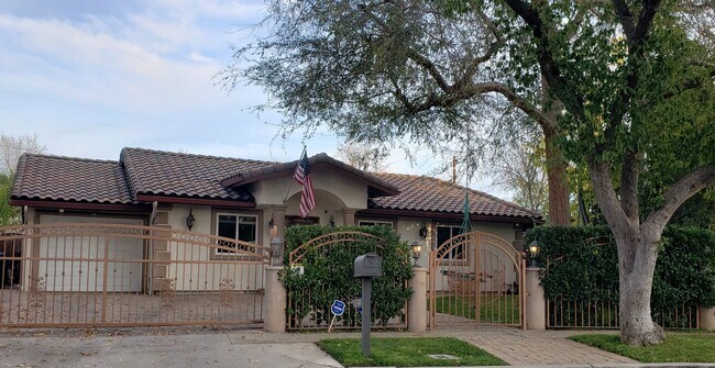 Foto del edificio - Exquisite 4 Bedroom + Office Single-Level Residence with Pool/BBQ in a Prime South-of-the-Bouleva...