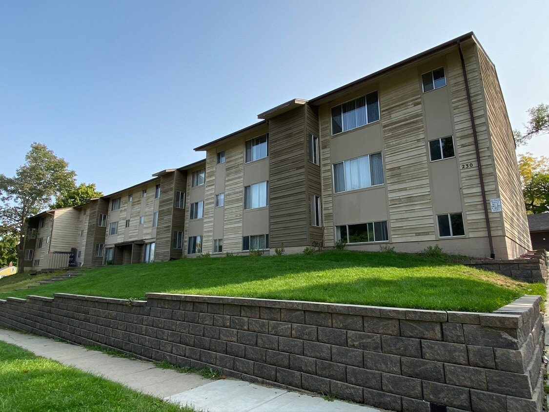 Exterior of 230 Campus - 230 Campus Ave