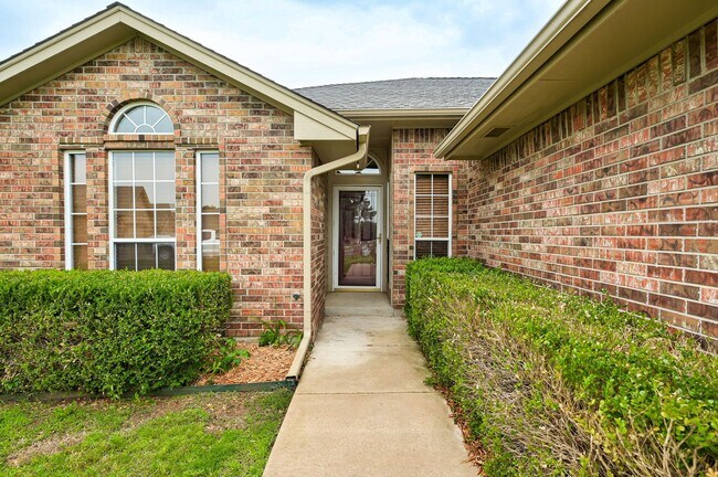 Foto del edificio - Amazing 4BD/3BTH home with a 3 car garage ...