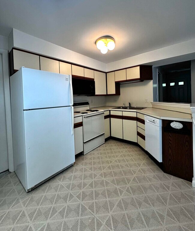Kitchen - 351 Randolph St