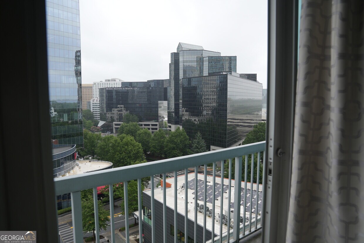 Foto principal - 3324 Peachtree Rd NE