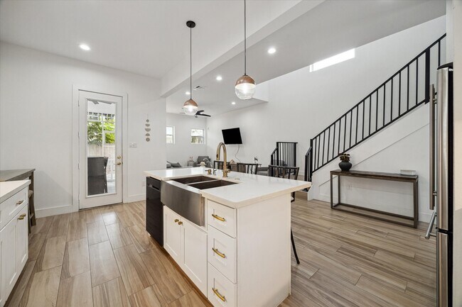 Foto del edificio - 5021 Creekmont Dr