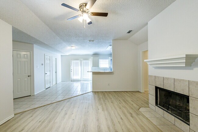 Building Photo - Wonderful Duplex in Southwest Lubbock!