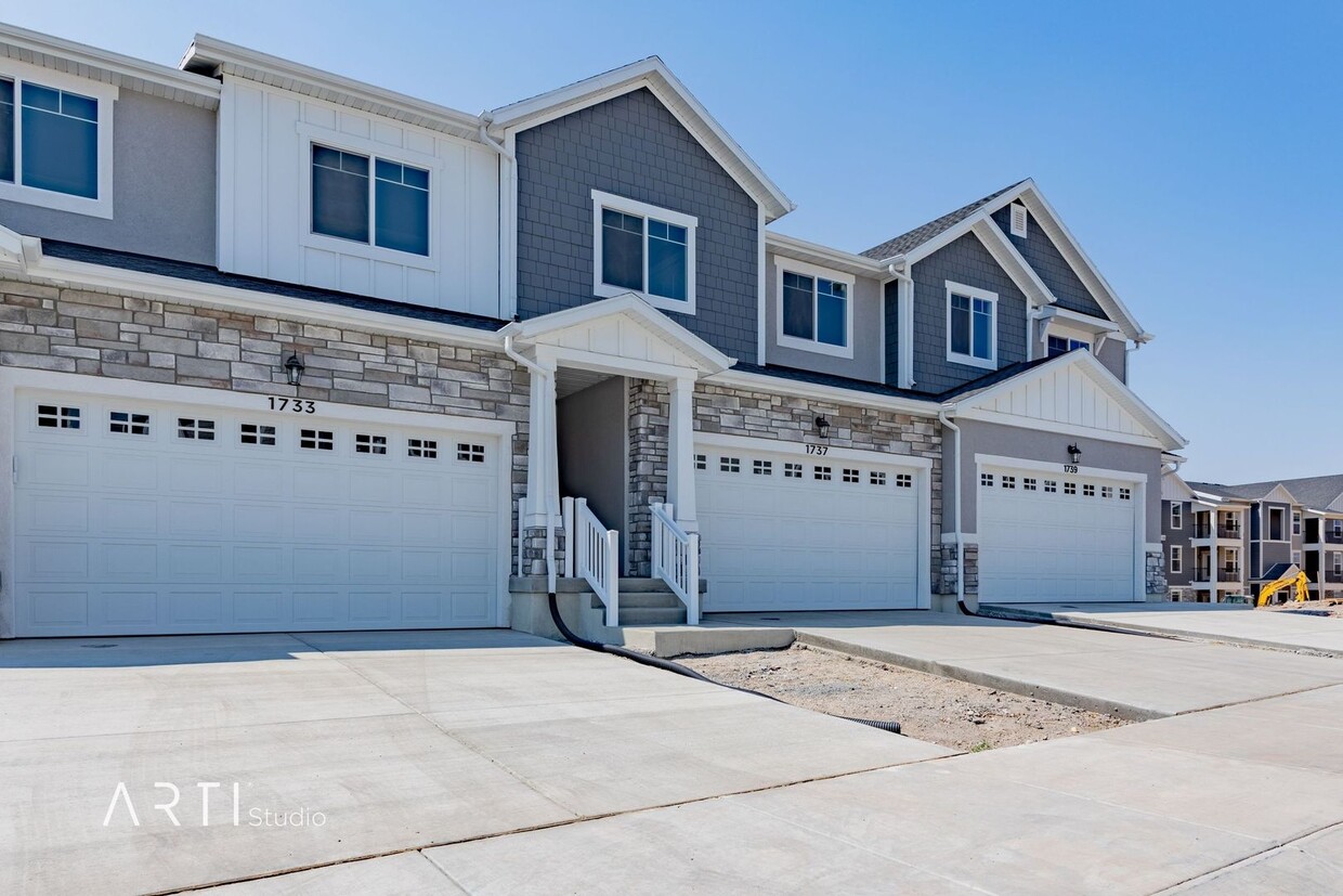 Primary Photo - **Stunning New Townhome in Saratoga Spring...