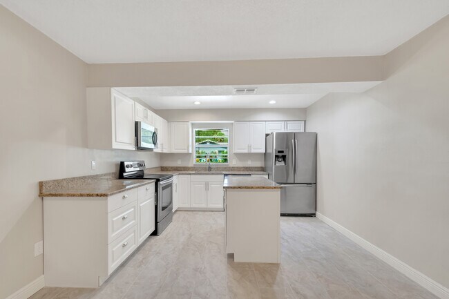 Building Photo - 916 Shangri La Dr