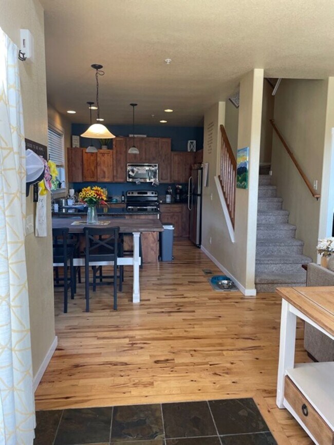 Building Photo - LOVELY 2 BED/2.5 BATH END-UNIT TOWNHOME IN...