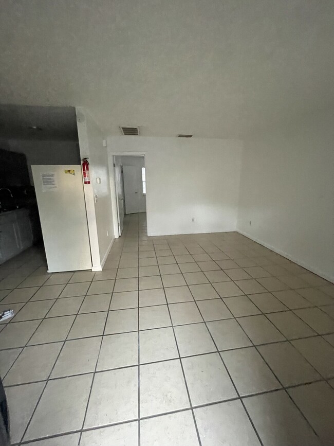 Building Photo - 2222 Leo dr