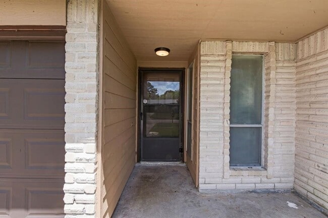 Foto del edificio - 9718 Shady Tree Ln