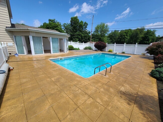 Building Photo - 801 Laconia Cir