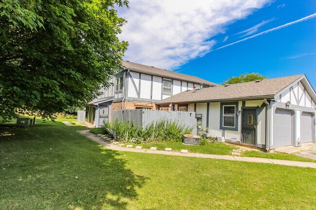 Building Photo - 3640 N Mitthoefer Rd