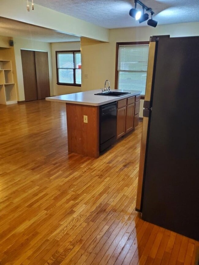 Foto del edificio - Adorable 3BR 1BA Home w/ Laundry near Sycamore Twp  3BR SFR • Stainless Appliances • Large Yard i...