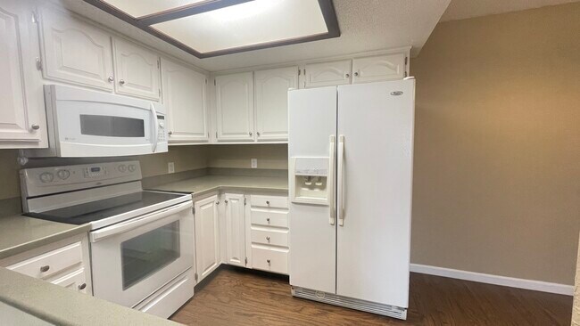 Refrigerador incluido (se puede quitar si no lo necesita). - 3440 S Delaware Ave