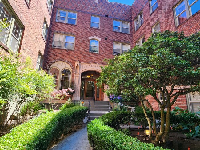 Building Photo - Queen's Court | A/C + Den | Renovated Kitc...