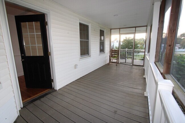 Building Photo - 5 Pleasant St