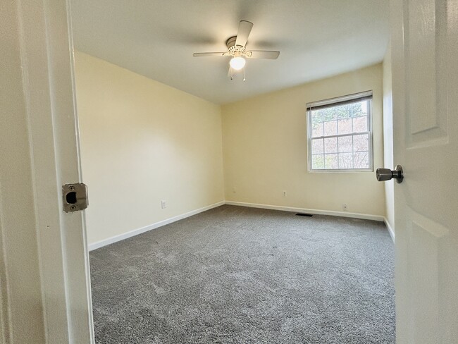 Dormitorio #2 - 718 Spence Cir