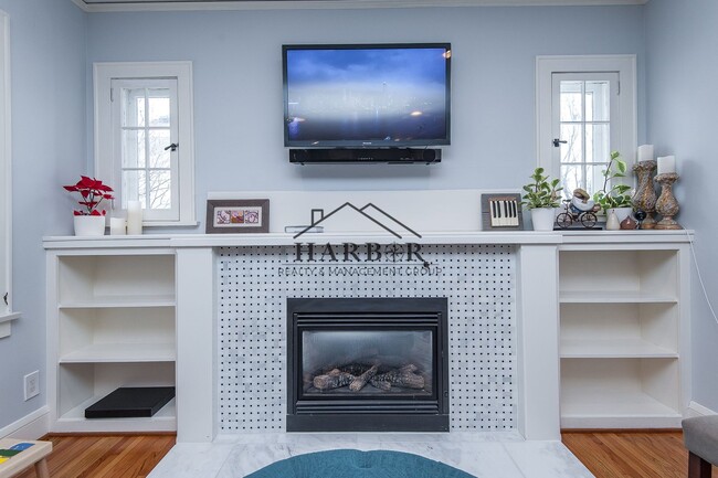 Building Photo - Updated Craftsman Living: 2BR/2BA + Den in NW Rochester