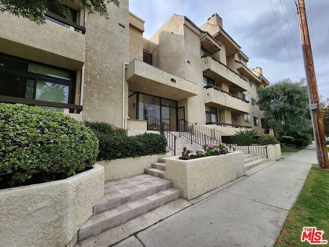 Foto del edificio - 5237 Newcastle Ave