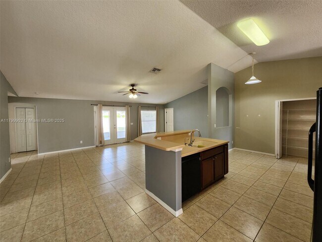 Foto del edificio - 316 SW Kestor Dr