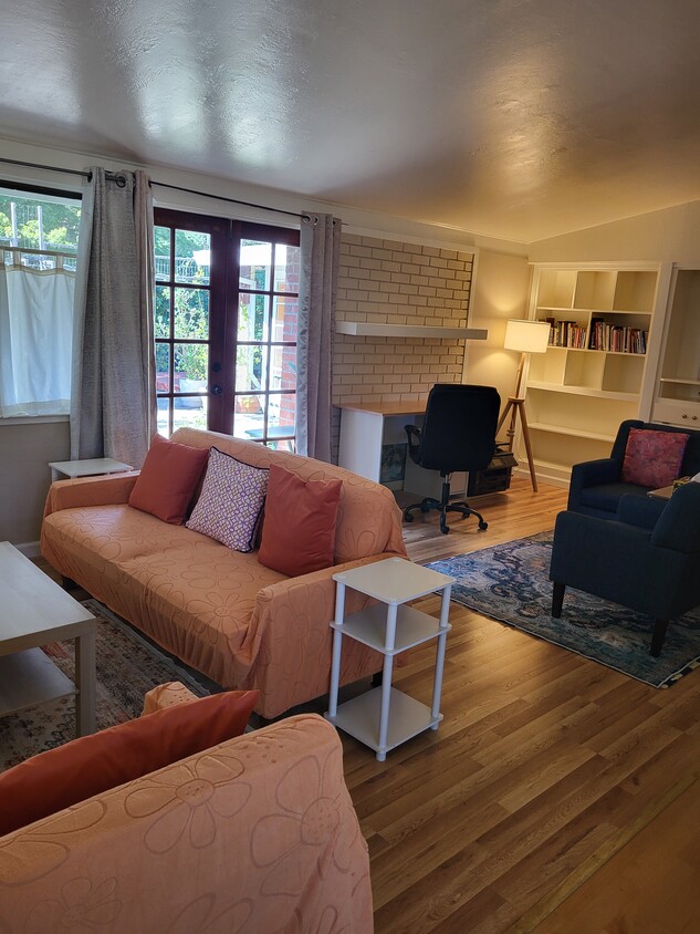 Building Photo - 1033 Broadmoor Dr