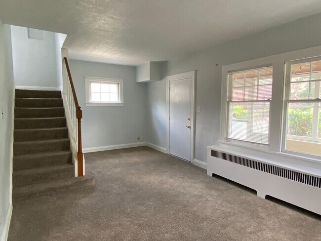 Foto del edificio - Charming Single-Family Home for Rent in Bedford — Quiet Street, Great Location!