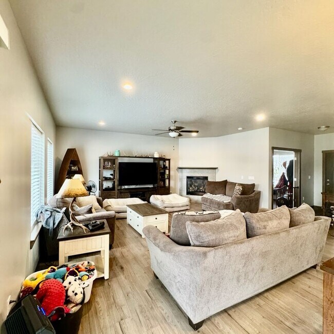 Building Photo - Beautiful 4 bedroom home