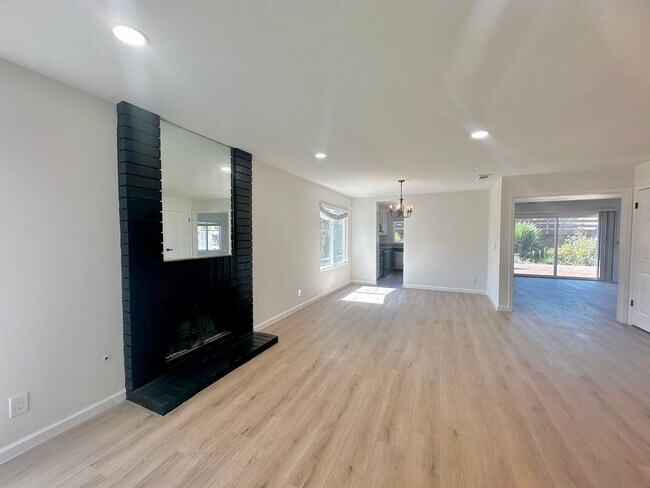 Building Photo - Spacious 4 Bedroom/2.5 Bath Home Located i...