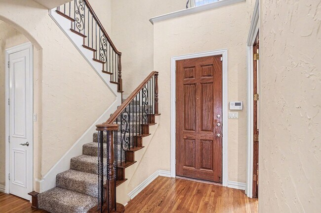 Foto del edificio - Beautiful home with classic styling, minutes away from Uptown, Oak Lawn, Cityplace, and Lower Gre...
