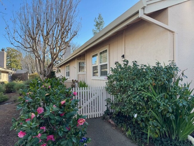 Building Photo - Wonderful single level townhome in Heather...