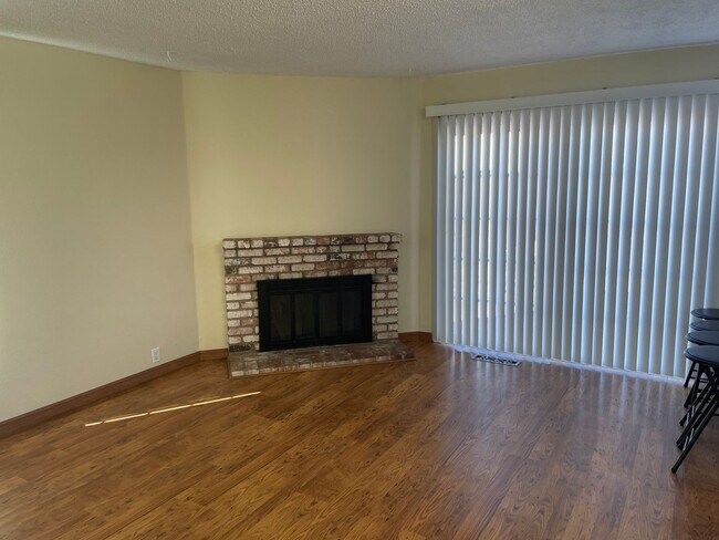 Building Photo - 4 Bedroom Home in Hayward