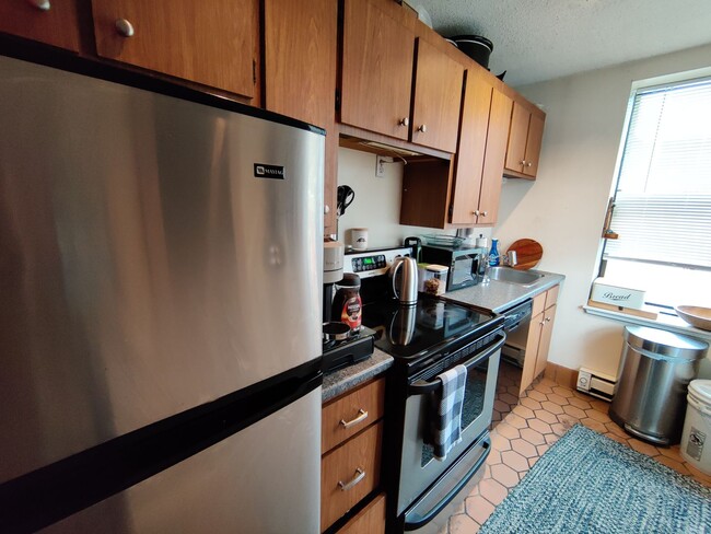 Building Photo - Brighton 1 BED with PARKING, HEAT, and HOT...