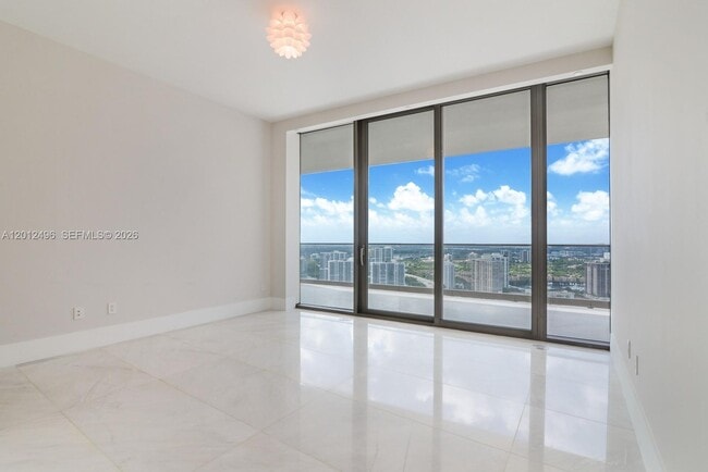 Foto del edificio - 18975 Collins Ave