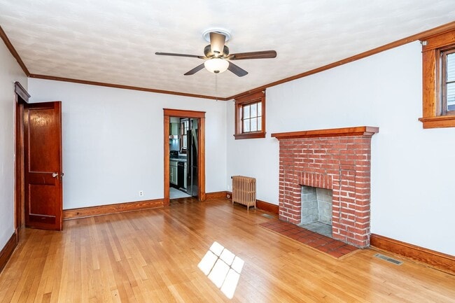 Building Photo - ALL UTILITIES INCLUDES In This Charming 2 ...