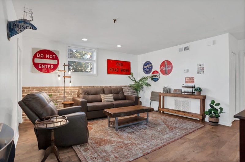 Primary Photo - 121 W Hall St