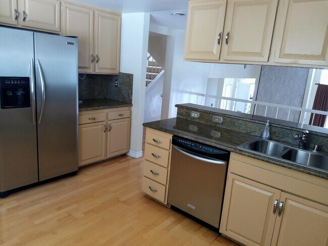 kitch newer cabinets - 4782 La Villa Marina