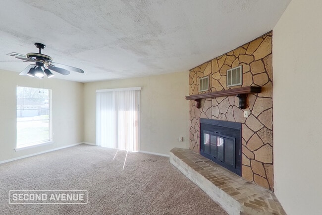 Building Photo - 718 E Brown Ln