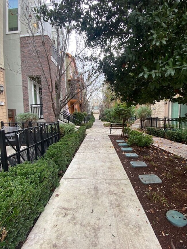 Foto del edificio - Move in Ready Townhome Near Downtown Liver...