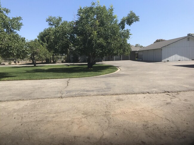 Foto del edificio - 1360 N Garfield Ave