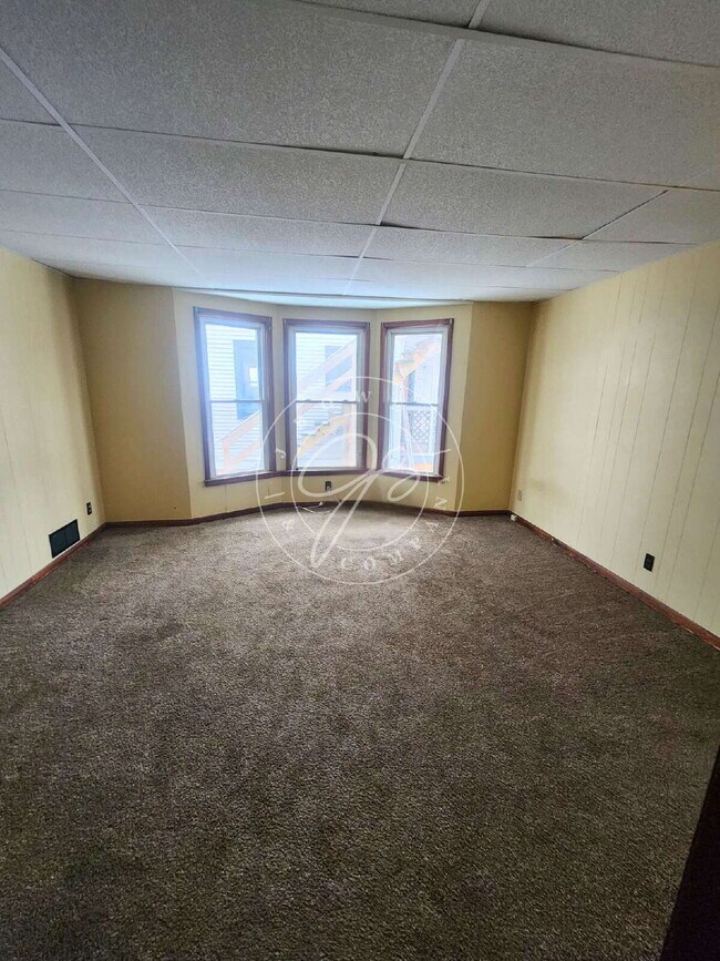 Building Photo - HUGE 2 bed 1 bath apartment ready for you to call home.