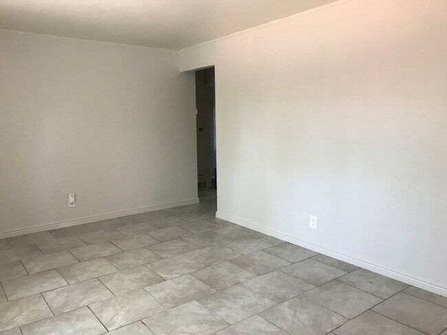 Building Photo - Cozy 2 Bed Apartment