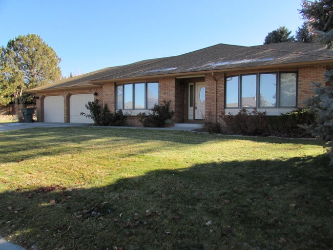 Building Photo - 2677 Cambridge Dr