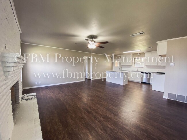 Building Photo - Gorgeous 2 Bedroom, 1.5 Bathroom Brick Hom...