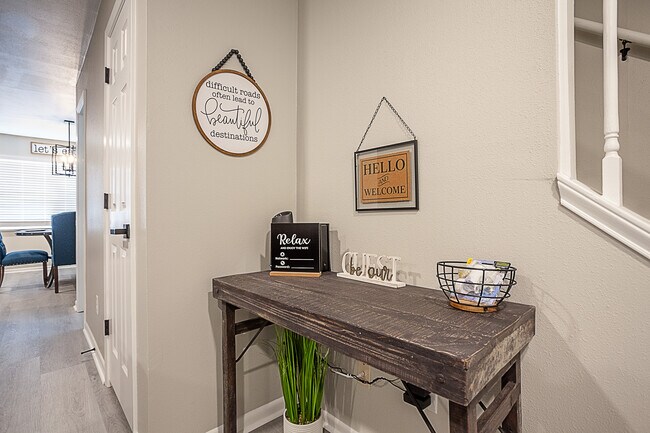 Foto del edificio - 6684 Lexington Dr