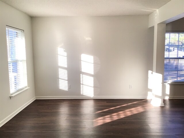 Foto del edificio - 4987 Harthill Ave